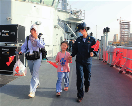 海軍軍艦赴蘇丹緊急撤離我在蘇丹人員。圖為海軍官兵帶領(lǐng)同胞登艦（2023年4月26日攝）。丁家興攝