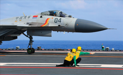 遼寧艦起飛助理作出放飛手勢(shì)，殲-15艦載戰(zhàn)斗機(jī)起飛（2020年4月攝）。張凱攝