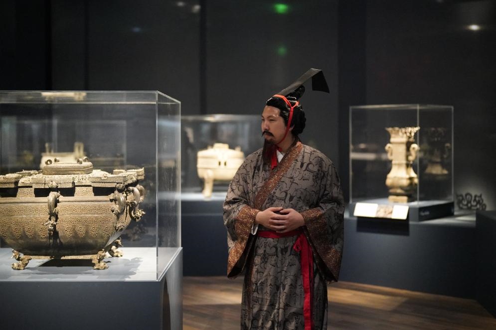 4月19日，一名觀眾身著漢服在美國(guó)舊金山亞洲藝術(shù)博物館舉辦的“鳳凰故國(guó)——青銅時(shí)代曾楚藝術(shù)展”上參觀。新華社記者吳曉凌攝