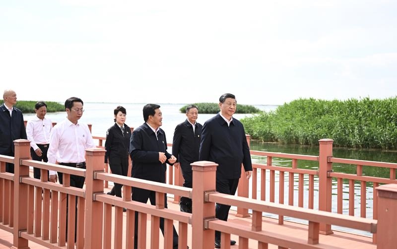△2023年6月5日，習近平總書記在烏梁素海考察。