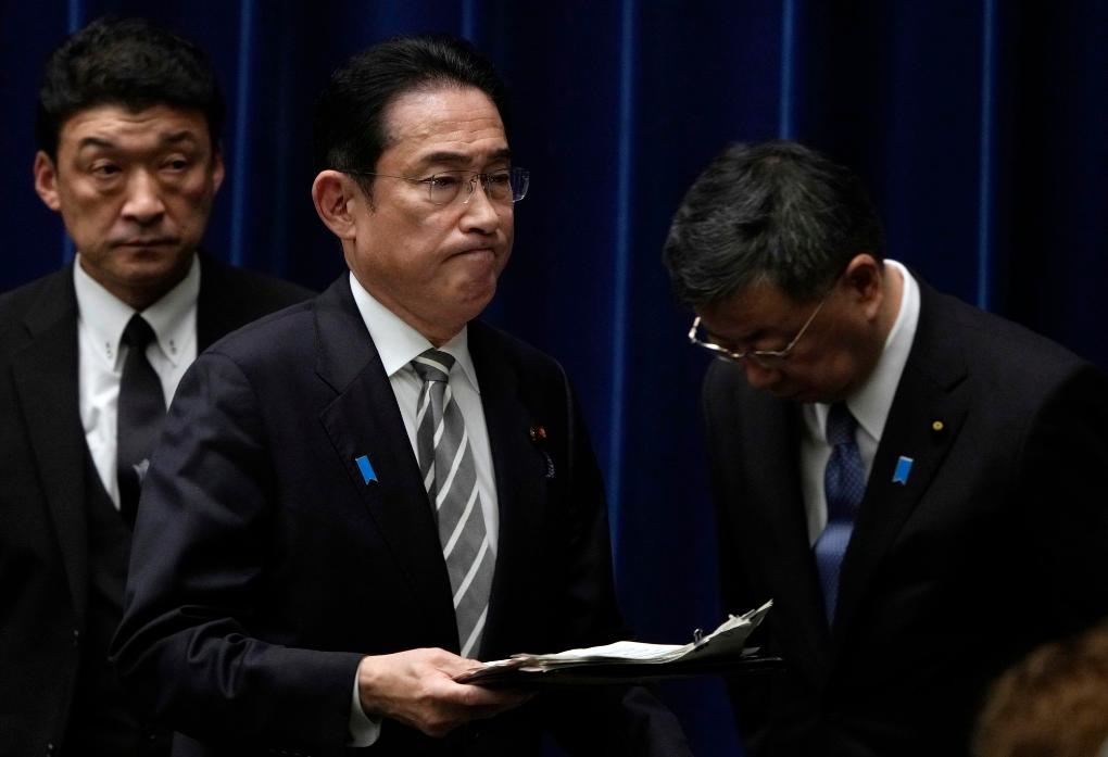 2023年12月13日，日本首相岸田文雄（中）在日本東京首相官邸召開記者會后走過時任內(nèi)閣官房長官松野博一（右）。新華社發(fā)（Pool圖片，弗蘭克·羅比雄攝）