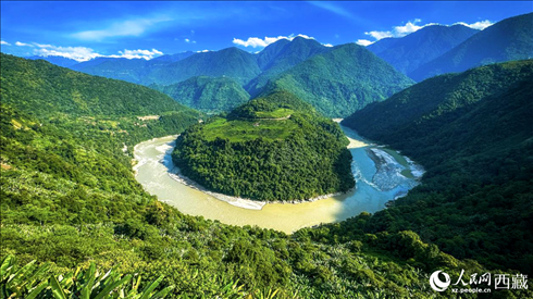 風(fēng)景秀麗、植被繁茂的西藏林芝市墨脫縣果果塘大拐彎。人民網(wǎng)記者 次仁羅布攝