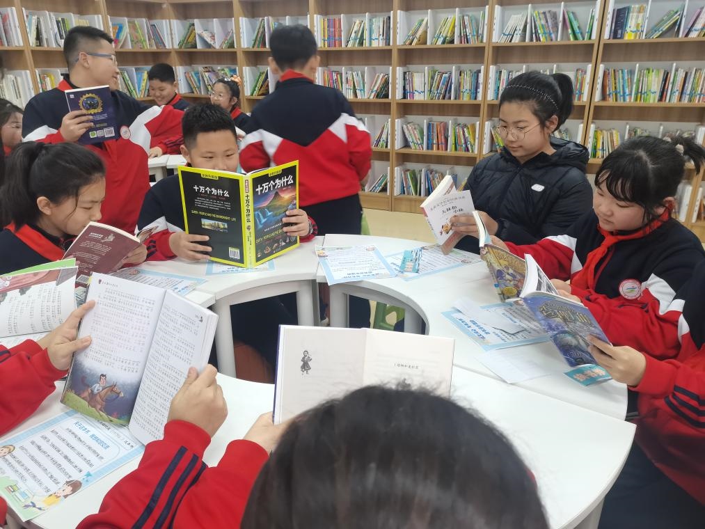 3月28日，遼寧省沈陽市鐵西區(qū)重工街第一小學(xué)的同學(xué)們在智慧圖書借閱室里專注閱讀。（沈陽市鐵西區(qū)委宣傳部供圖）