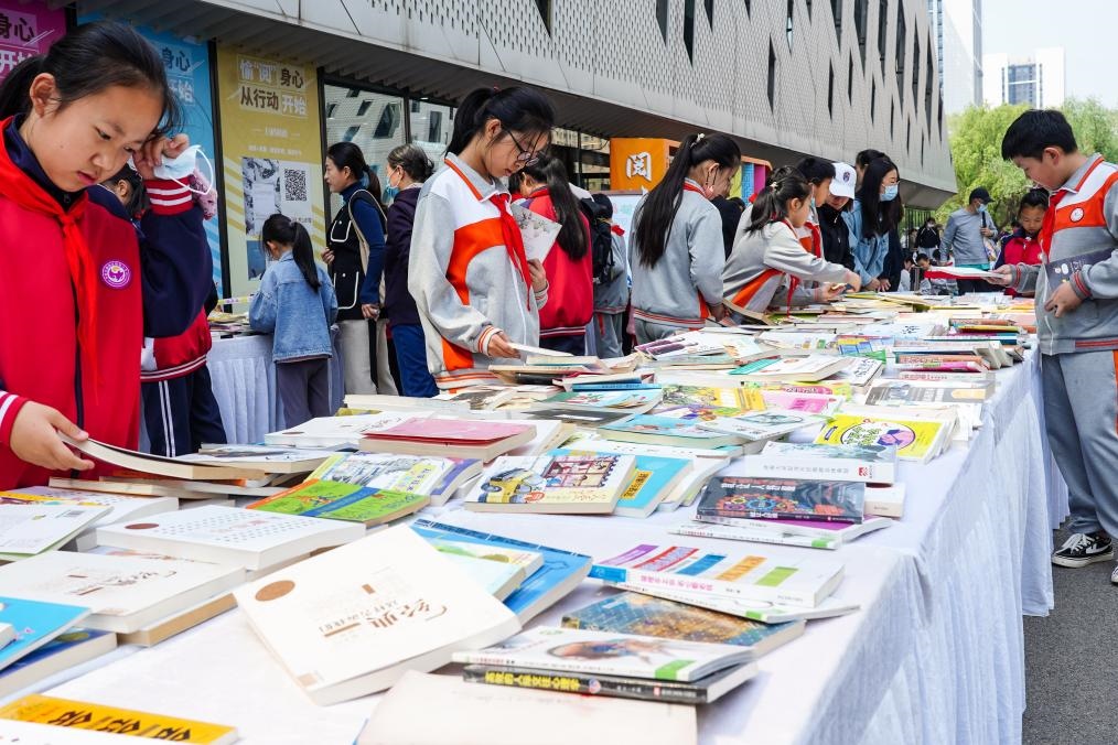 4月20日，山東省濟(jì)南市第十四屆“書香泉城”全民閱讀節(jié)在濟(jì)南市圖書館啟動，小學(xué)生在閱讀節(jié)上參與換書活動。新華社記者 朱崢 攝