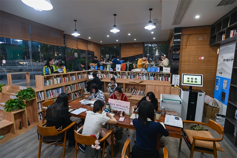 4月22日，讀者在重慶一家24小時(shí)城市智慧書房中閱讀。圖片來源：視覺中國