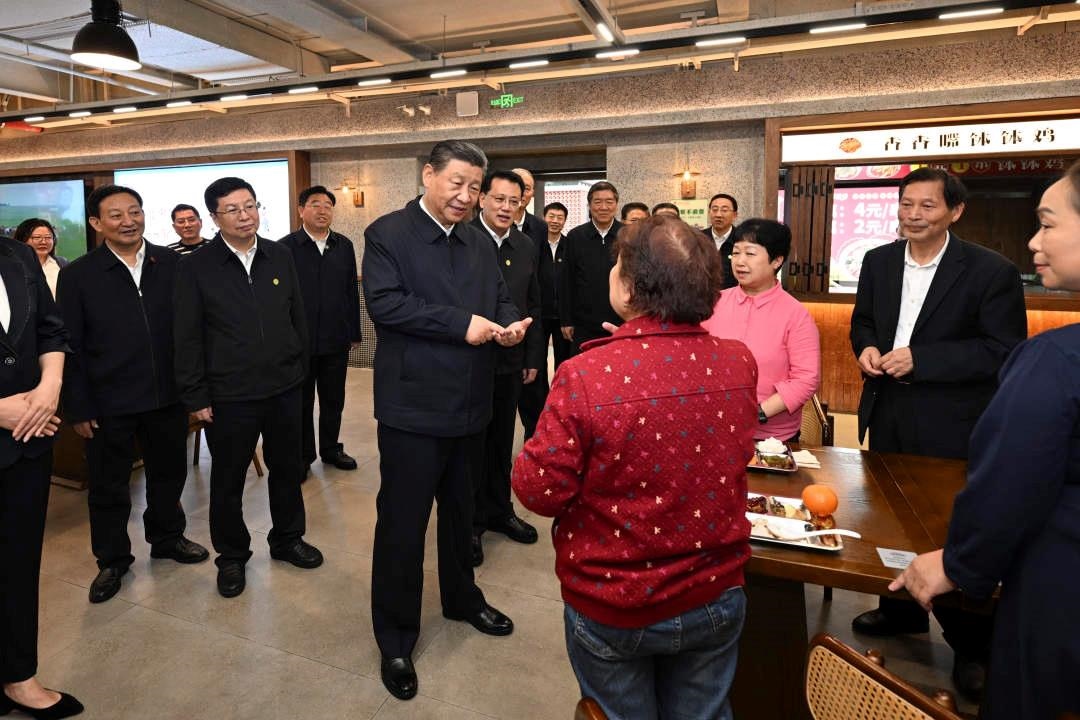 △2024年4月22日，習(xí)近平總書(shū)記來(lái)到重慶九龍坡區(qū)謝家灣街道民主村社區(qū)考察。