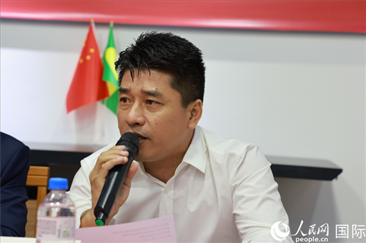 巴西中國(guó)浙江商會(huì)會(huì)長(zhǎng)鄭俠茂在座談會(huì)上致辭。人民網(wǎng)記者 陳海琪攝