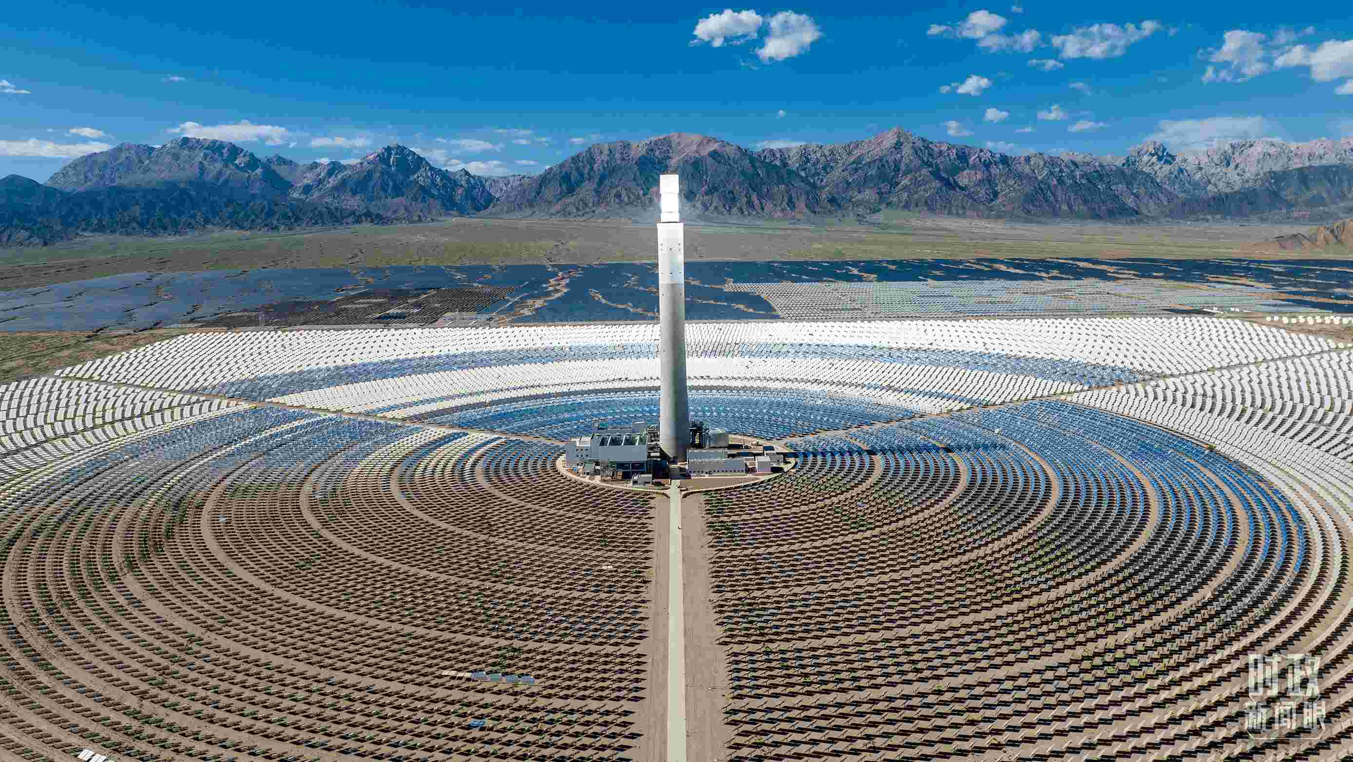 △青海海西德令哈塔式熔鹽儲能光熱發(fā)電廠。（圖/視覺中國）