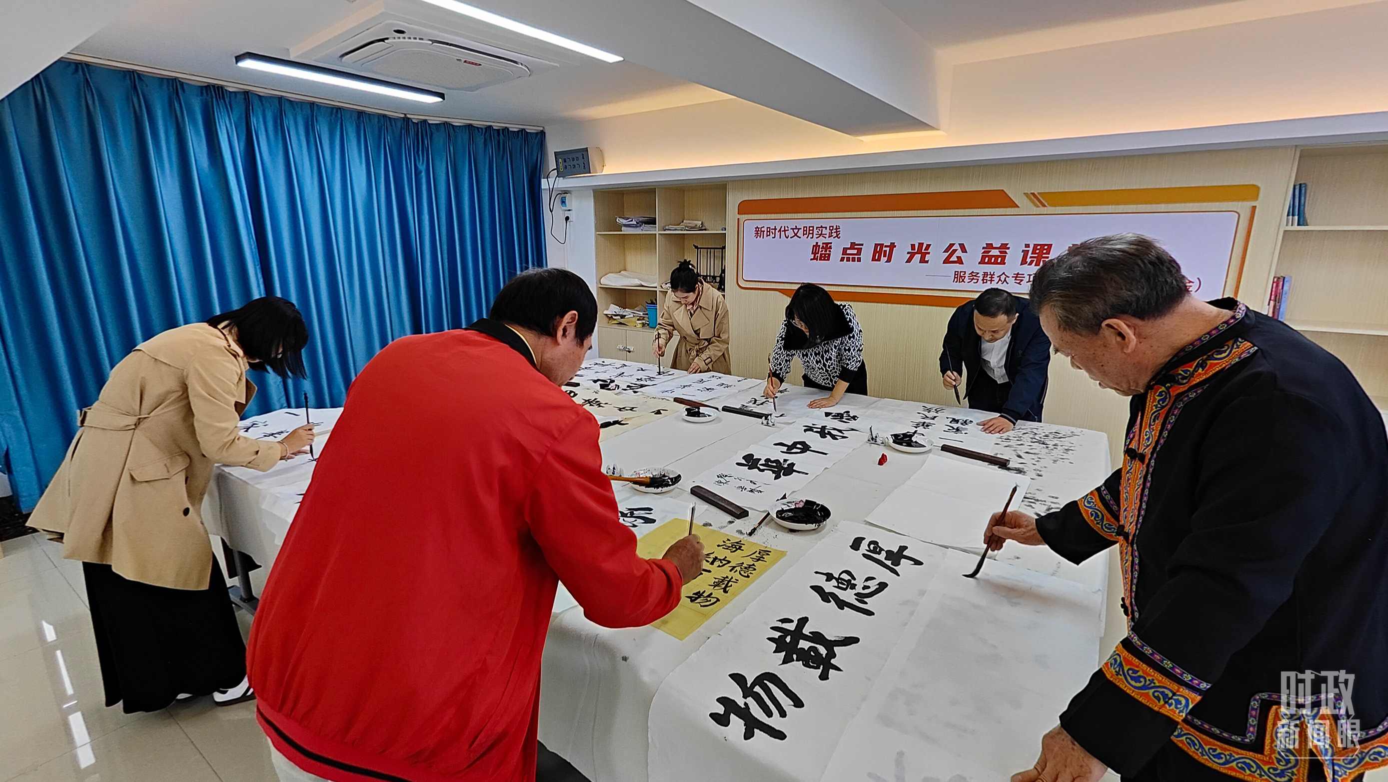 △廣西南寧市多民族社區(qū)——盤龍社區(qū)居民練習書法。（總臺央視記者楊立峰拍攝）