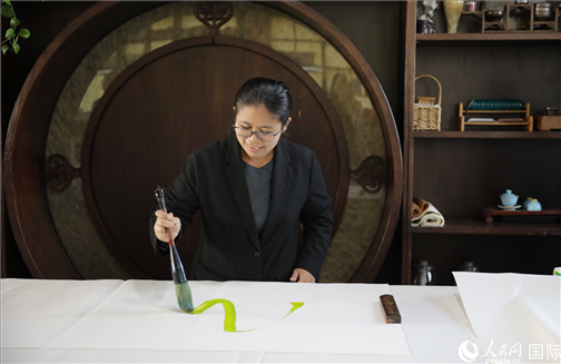 緬甸駐華大使館副館長(zhǎng)、公使銜參贊杜欣瑪泰參加《五百筆·瀾湄合作》集體藝術(shù)創(chuàng)作。人民網(wǎng)王婧攝