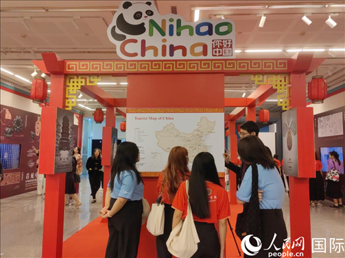 泰國學(xué)生在工作人員講解下觀展。人民網(wǎng)記者 楊一攝