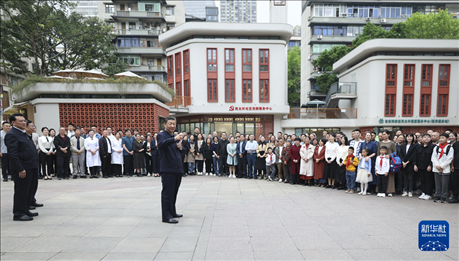 4月22日至24日，中共中央總書記、國家主席、中央軍委主席習(xí)近平在重慶考察。這是22日下午，習(xí)近平在九龍坡區(qū)謝家灣街道民主村社區(qū)考察時(shí)，同社區(qū)居民親切交流。新華社記者 鞠鵬 攝