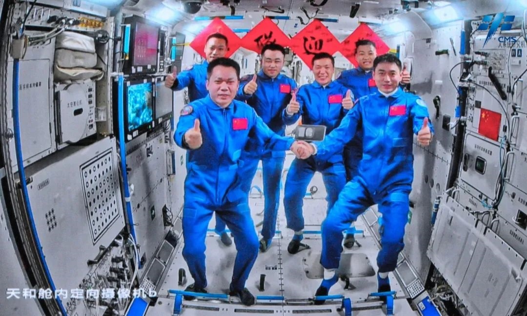 神舟十七號(hào)、神舟十八號(hào)兩個(gè)航天員乘組“太空會(huì)師”。來(lái)源：中國(guó)載人航天工程