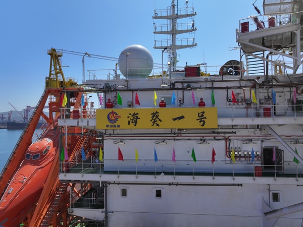 亞洲首艘圓筒型FPSO“?？惶?hào)”建造完工。韓慶攝