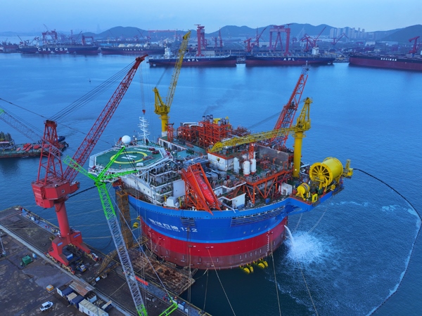 亞洲首艘圓筒型FPSO“?？惶?hào)”建造完工。韓慶攝