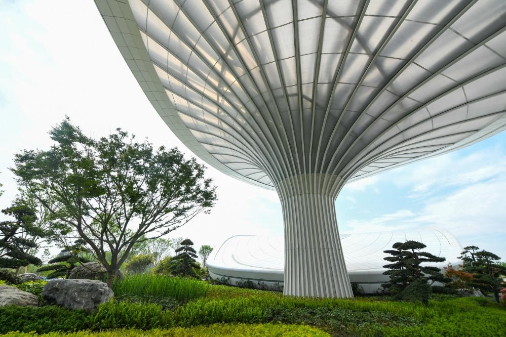 這是2024年4月22日拍攝的成都世園會主會場入口處的“芙蓉花”底部，它兼具收集雨水、循環(huán)利用的功能。新華社記者 王曦 攝