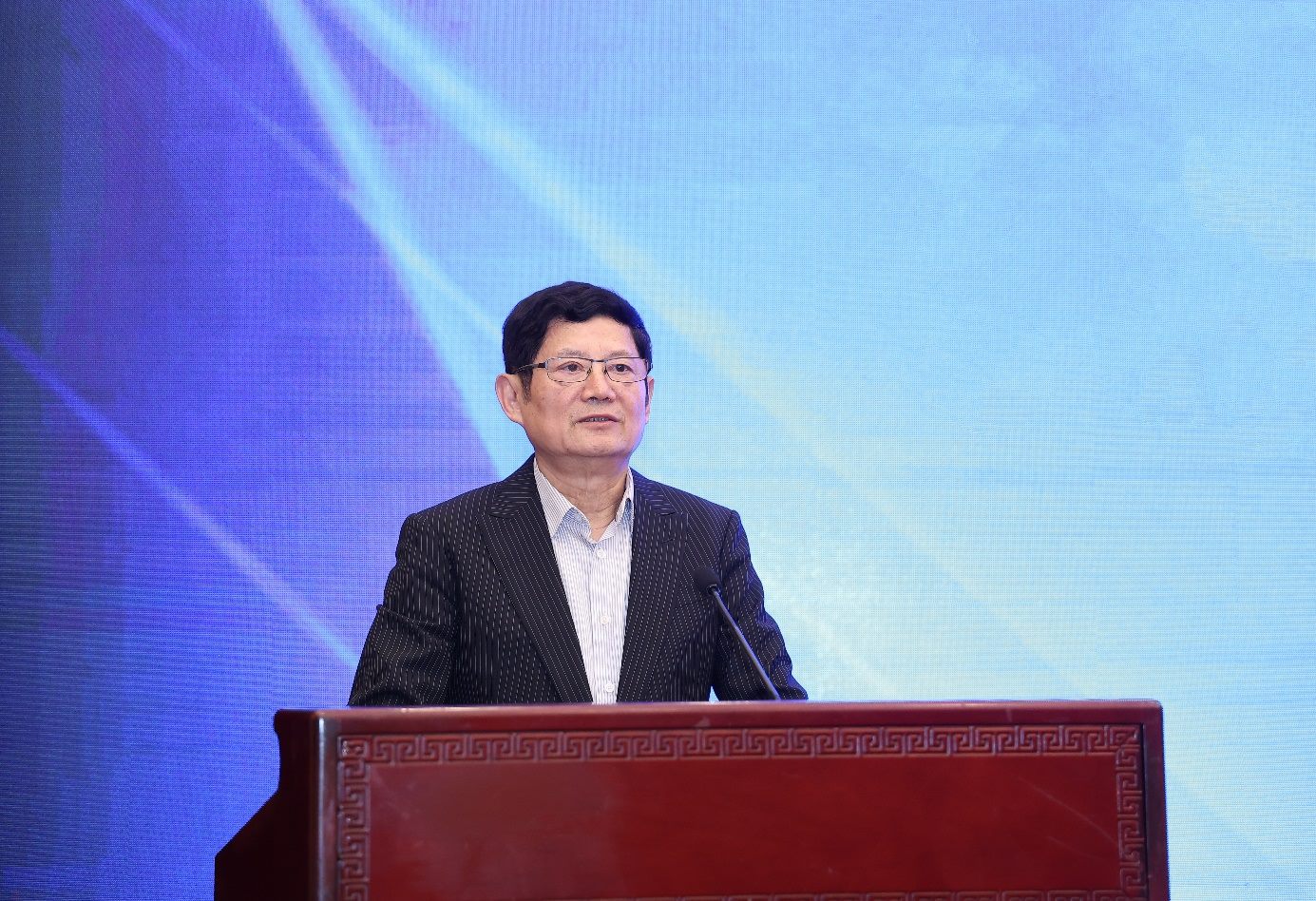 中國(guó)經(jīng)濟(jì)傳媒協(xié)會(huì)會(huì)長(zhǎng)趙健代表第八屆理事會(huì)表態(tài)。主辦方供圖