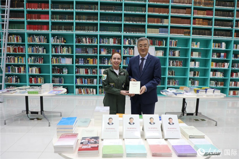 授課后，中國駐巴西大使祝青橋向巴西高等防務(wù)學(xué)院圖書館捐贈了150本書籍。圖為祝青橋和巴西高等防務(wù)學(xué)院院長卡拉·利里奧·馬丁斯在圖書捐贈儀式上。 人民網(wǎng)記者 陳一鳴攝