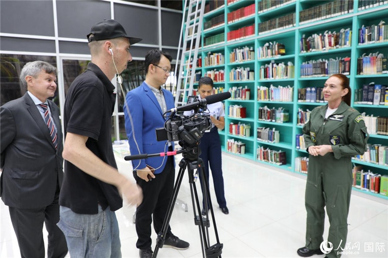 巴西高等防務(wù)學(xué)院院長卡拉·利里奧·馬丁斯接受了人民網(wǎng)的視頻采訪。 人民網(wǎng)記者 陳一鳴攝