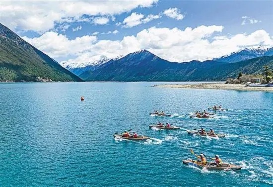 2024年4月20日，2024年巴松措國際漂流公開賽的選手在比賽中。 新華社記者 孫非攝