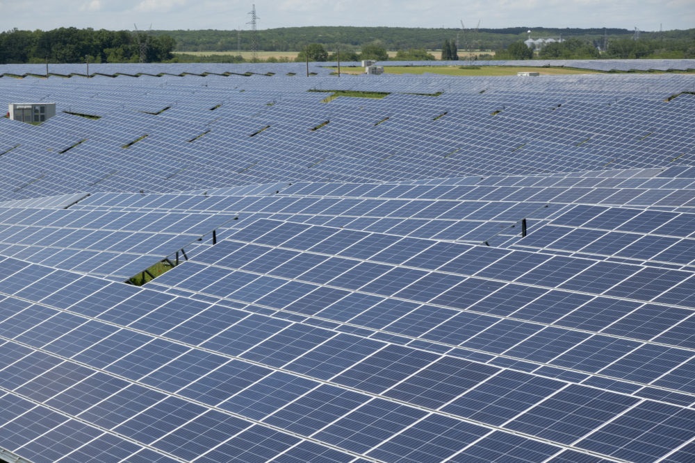 這是2021年5月27日在匈牙利考波什堡拍攝的100兆瓦光伏電站。當日，由中國通用技術(shù)集團所屬中國機械進出口（集團）有限公司投資興建的匈牙利考波什堡100兆瓦光伏電站項目在考波什堡市舉行投運啟動儀式。新華社發(fā)（弗爾季·奧蒂洛攝）