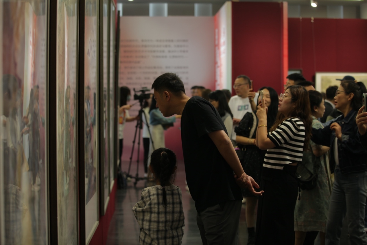 嘉賓及教研員、教師代表參觀展覽。主辦方供圖