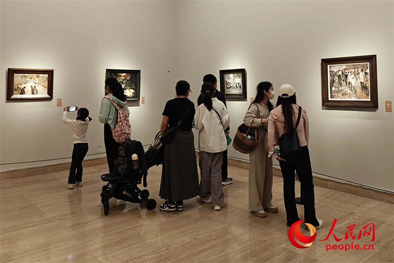 “五一”假期，游客在中國美術(shù)館參觀“大美勞動者——中國美術(shù)館藏勞動題材美術(shù)作品展（第二期）”。人民網(wǎng)記者 韋衍行攝