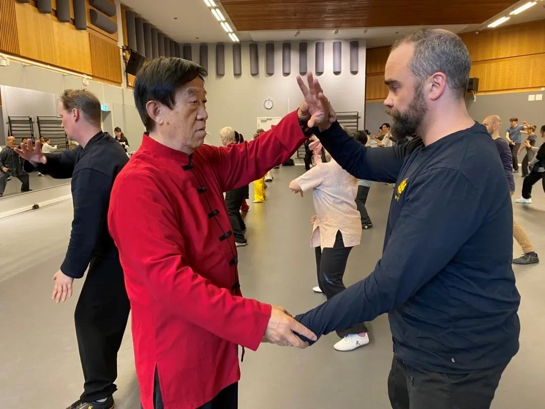 陳正雷老師親自示范指導(dǎo)。斯德哥爾摩中國(guó)文化中心供圖