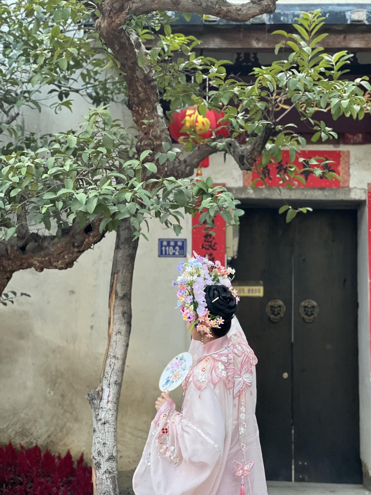 福建泉州，頭戴簪花的游客正拍照留念。人民網 歐陽易佳攝