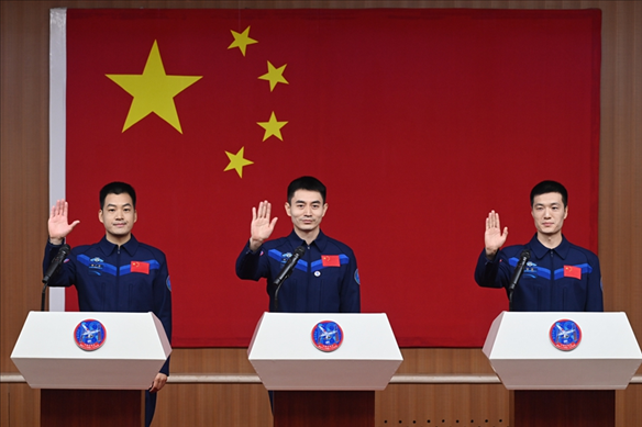 2024年月24日，神舟十八號載人飛行任務(wù)航天員葉光富（中）、李聰（右）、李廣蘇在酒泉衛(wèi)星發(fā)射中心問天閣與媒體記者集體見面。