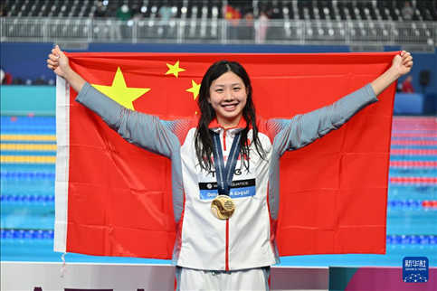 2024年2月13日，2024年世界游泳錦標賽游泳項目女子100米蛙泳決賽在卡塔爾多哈舉行。圖為冠軍中國選手唐錢婷在頒獎儀式后慶祝。新華社記者 薛宇舸 攝