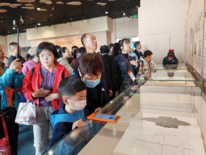 游客在中國文字博物館參觀。中共安陽市委宣傳部供圖