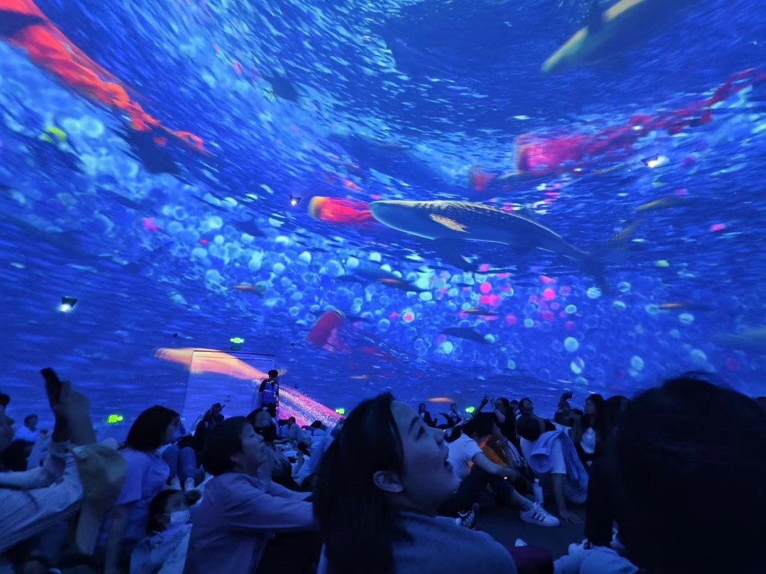 “五一”期間，游客在天津極地海洋公園科技館體驗?zāi)ХêＱ?。人民網(wǎng)記者 喬業(yè)瓊攝