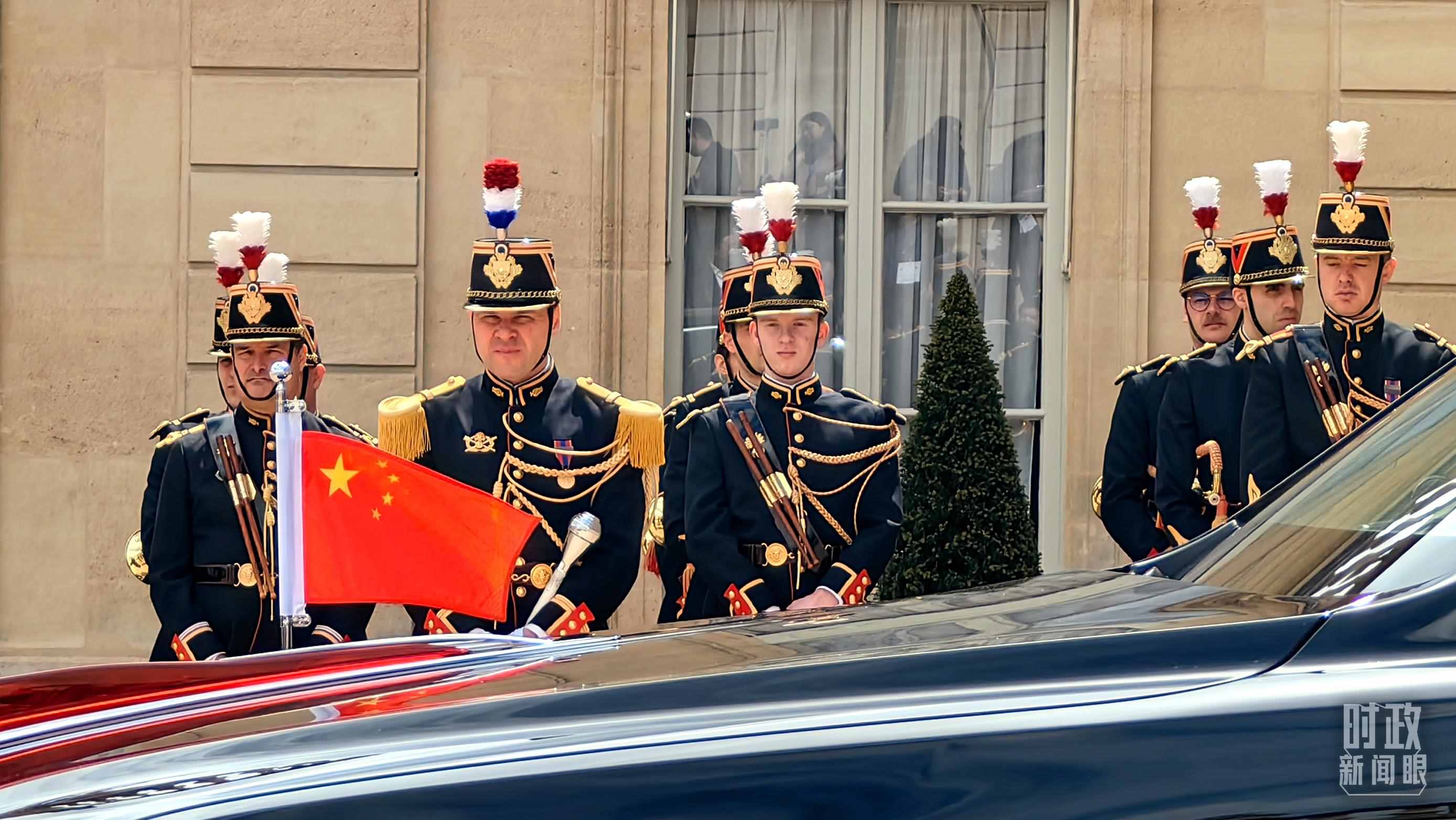 △習(xí)主席乘車(chē)抵達(dá)愛(ài)麗舍宮。（總臺(tái)央視記者段德文拍攝）
