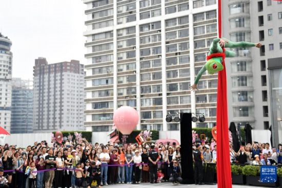 5月7日，演員在長沙國金中心表演木偶劇。新華社記者 陳振海 攝