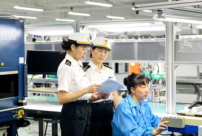 海關(guān)關(guān)員到AEO企業(yè)開展便利措施享惠情況調(diào)研。許煒攝
