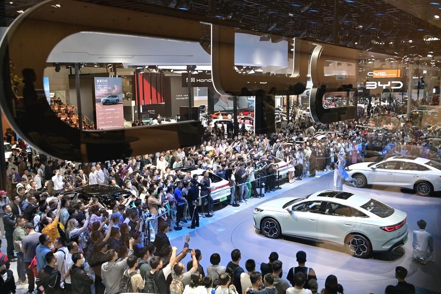 5月4日，參觀(guān)者在2024北京車(chē)展比亞迪品牌展臺(tái)參觀(guān)。新華社記者 尹棟遜 攝