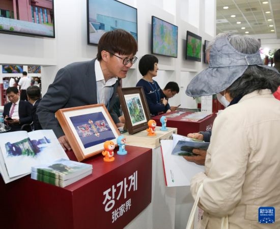 5月9日，在韓國首爾舉行的首爾國際旅游展上，參觀者在中國展區(qū)咨詢。新華社記者 姚琪琳 攝