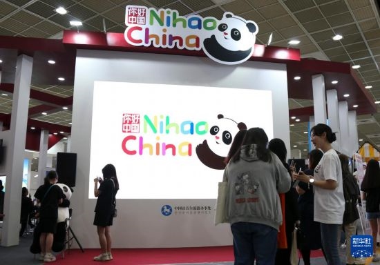 5月9日，在韓國首爾舉行的首爾國際旅游展上，參觀者在中國展區(qū)參加體驗項目。新華社記者 姚琪琳 攝