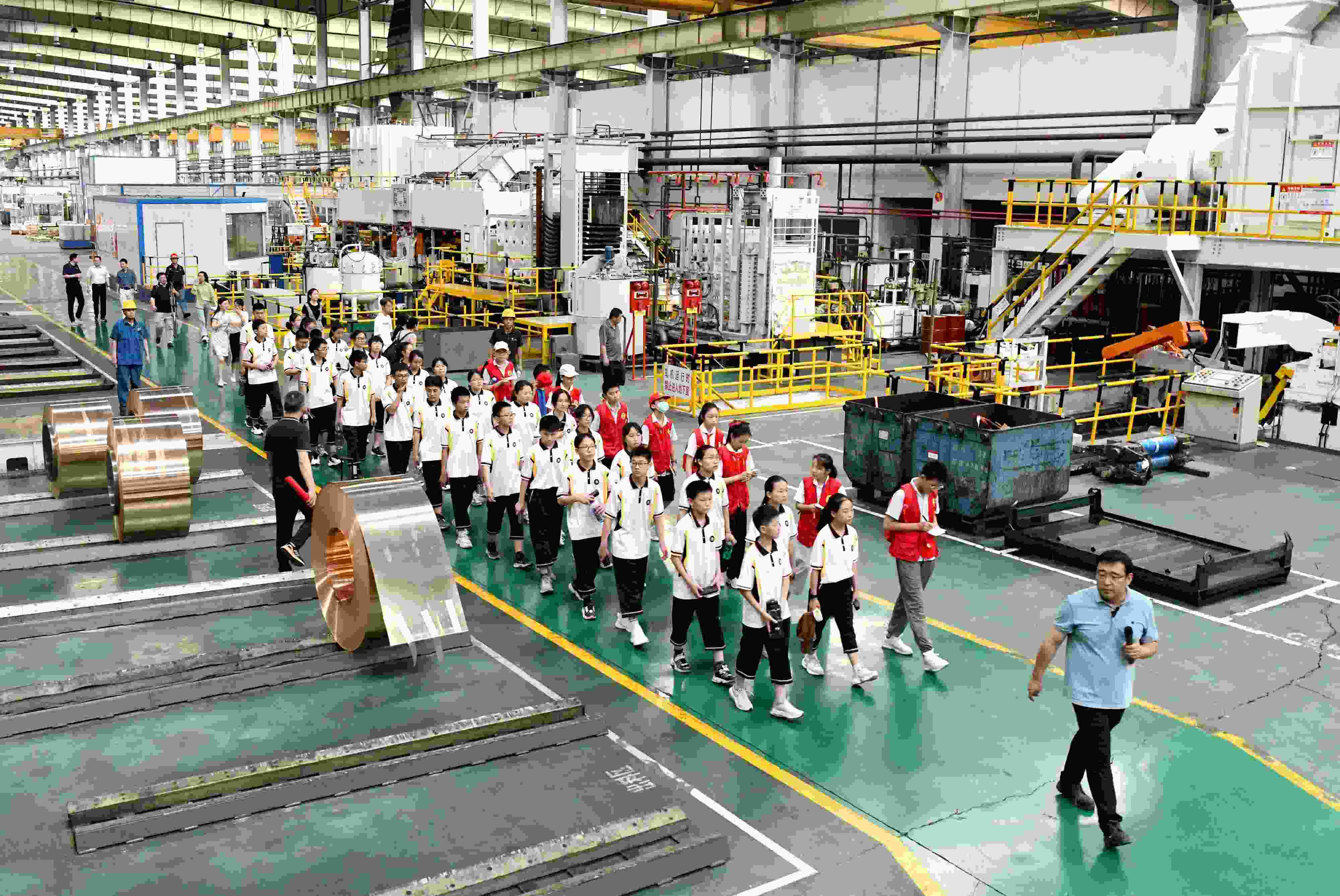 2023年6月9日，在安徽省銅陵一家公司的銅板帶制造車間，銅陵市第七中學(xué)學(xué)生在上“行走的思政課”。