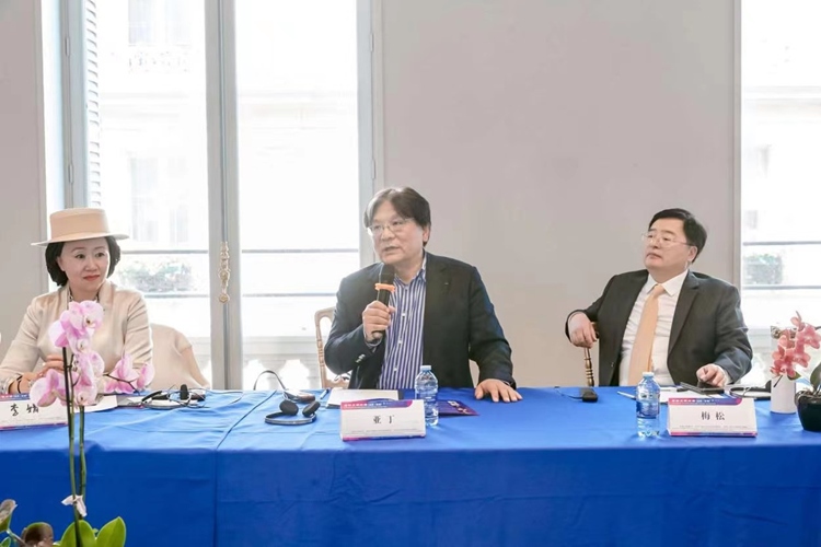 法中交流促進(jìn)會(huì)會(huì)長(zhǎng)、作家、翻譯家、法國最高榮譽(yù)騎士勛章獲得者亞丁發(fā)言（圖片：中國傳媒大學(xué)