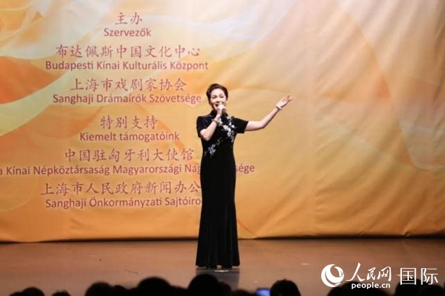 “玉蘭花開·魅力上?！弊哌M(jìn)布達(dá)佩斯。葉辰亮攝