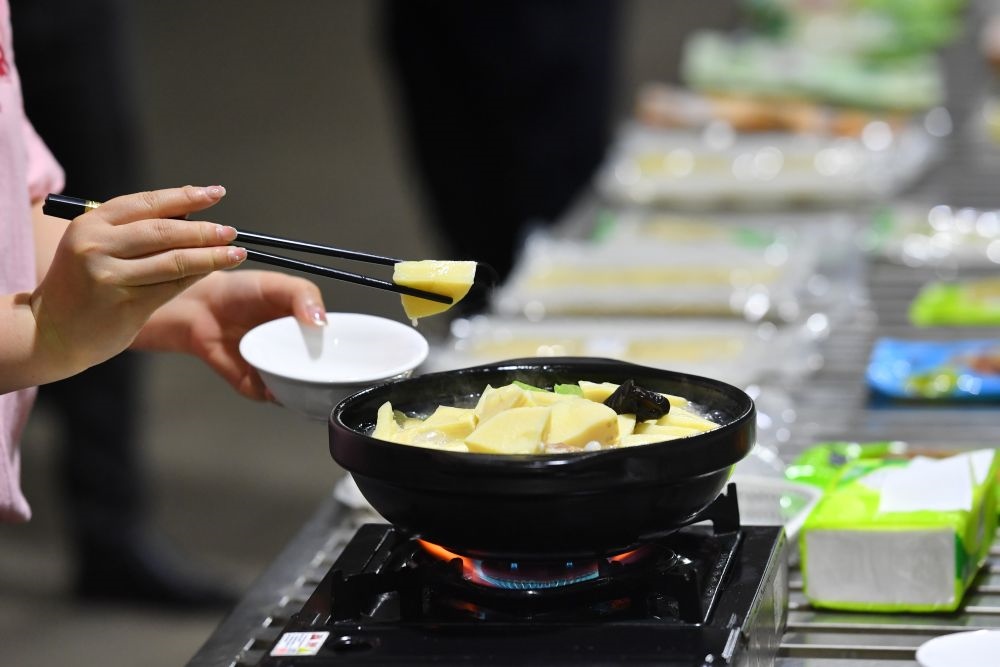 2024年5月9日，福建省三明市極野食品有限公司工作人員在試吃竹筍食品。新華社記者 姜克紅 攝