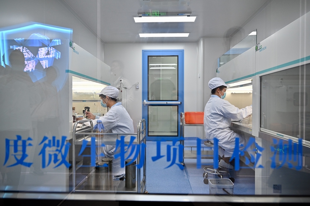 2024年5月8日，福建長富乳品有限公司工作人員在對乳品進行微生物項目檢測。新華社記者 姜克紅 攝