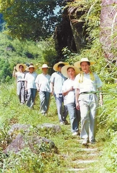 1989年7月，習(xí)近平在壽寧縣山村。