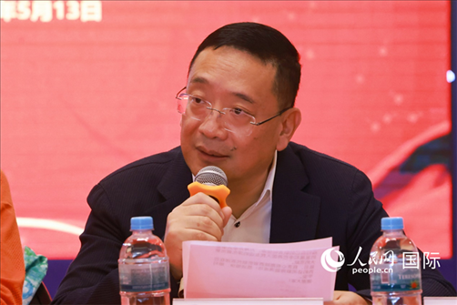 巴西文協(xié)主席上官建峰在座談會上致辭。人民網(wǎng)記者 陳海琪攝