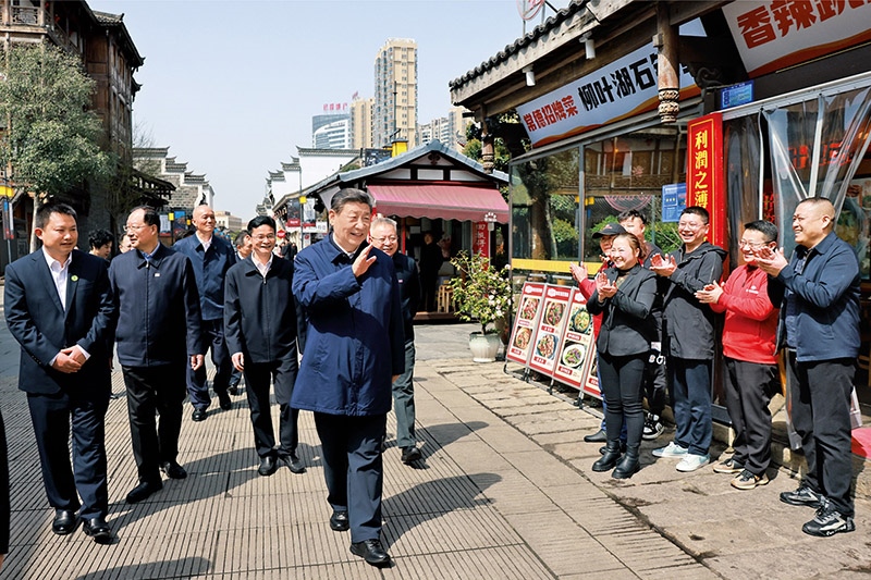 2024年3月18日至21日，中共中央總書記、國家主席、中央軍委主席習(xí)近平在湖南考察。這是19日上午，習(xí)近平在常德河街考察時(shí)，同店主和游客親切交流。 新華社記者 王曄/攝