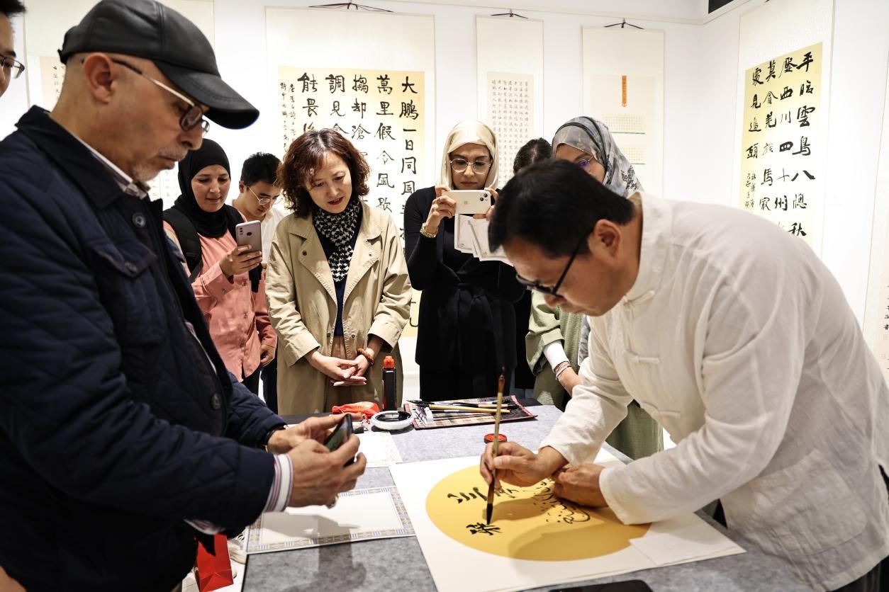 中摩書法老師在共同創(chuàng)作。拉巴特中國文化中心供圖