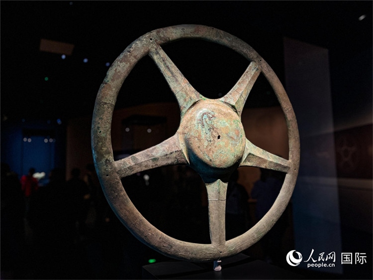 三星堆博物館中展出的太陽(yáng)輪。人民網(wǎng)記者 羨江楠攝