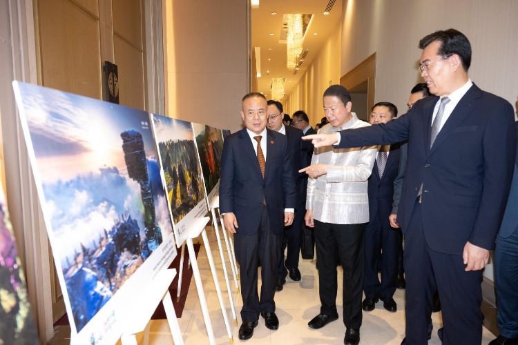 貴州省長李炳軍（右一）向泰方介紹貴州旅游資源。泰國中華總商會供圖